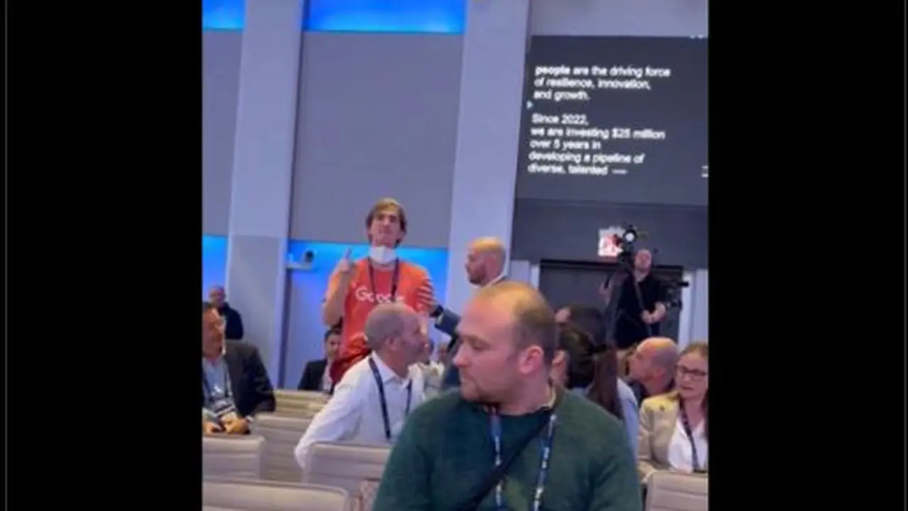 Tangkapan video saat seorang engineer Google protes di konferensi teknologi Israel. Credit: platform X @car0linehaskins