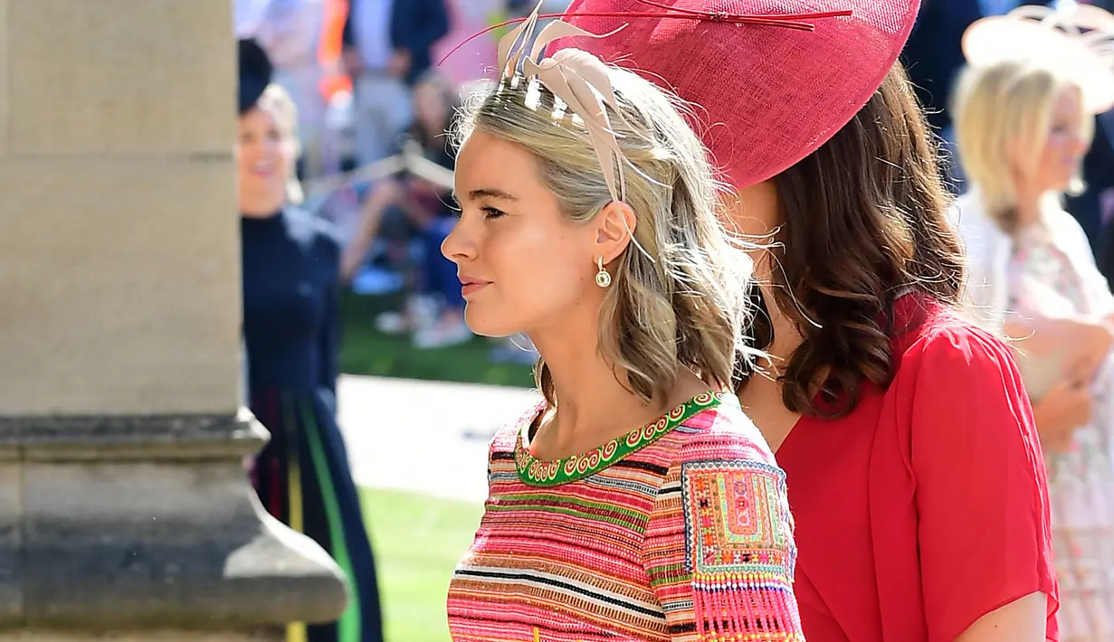 Aktris Cressida Bonas tiba menghadiri pernikahan Pangeran Harry dan Meghan Markle di Kapel St George, Kastil Windsor, (19/5). Cressida Bonas tampil cantik dengan gaun Eponine London berwarna cerah. (AFP Photo/Pool/Ian West)