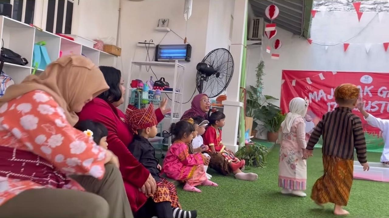 Rayyanza juga tampak sangat bersemangat mengikuti berbagai kegiatan yang telah dipersiapkan oleh pihak sekolah untuk menyambut Hari Kemerdekaan Indonesia.<br><br>