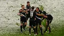 Para pemain Arminia Bielefeld maerayakan gol kedua ke gawang Bayern Munich yang dicetak bek Amos Pieper (kanan) dalam laga lanjutan Liga Jerman 2020/21 pekan ke-21 di Allianz Arena, Munich, Senin (15/2/2021). Arminia Bielefeld bermain imbang 3-3 dengan Bayern Munich. (AFP/Adam Pretty/Pool)