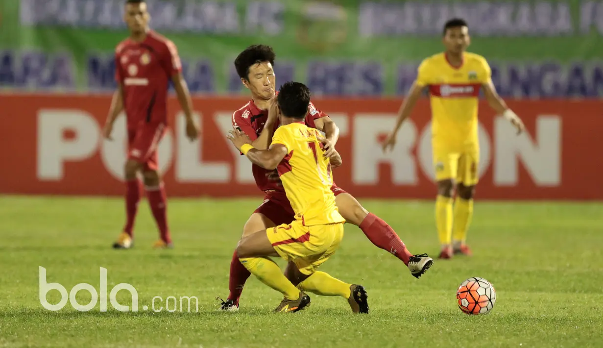 Pemain Bhayangkara FC, Alsan Sanda (bawah) berebut bola dengan pemain Semen Padang  pada babak delapan besar Piala Presiden 2017 di Stadion Manahan, Solo. Jumat (26/2/2017). (Bola.com/Nicklas Hanoatubun)