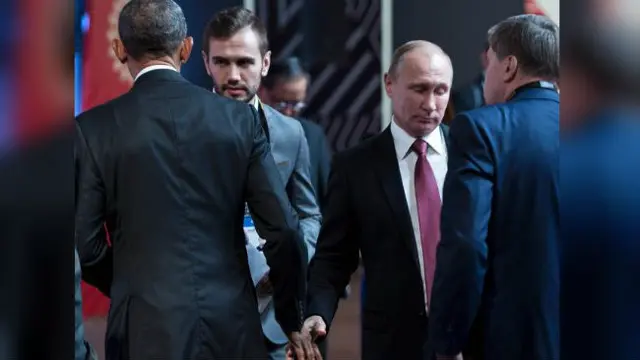 Obama dan Putin tak saling bertatap ketika berjabat tangan