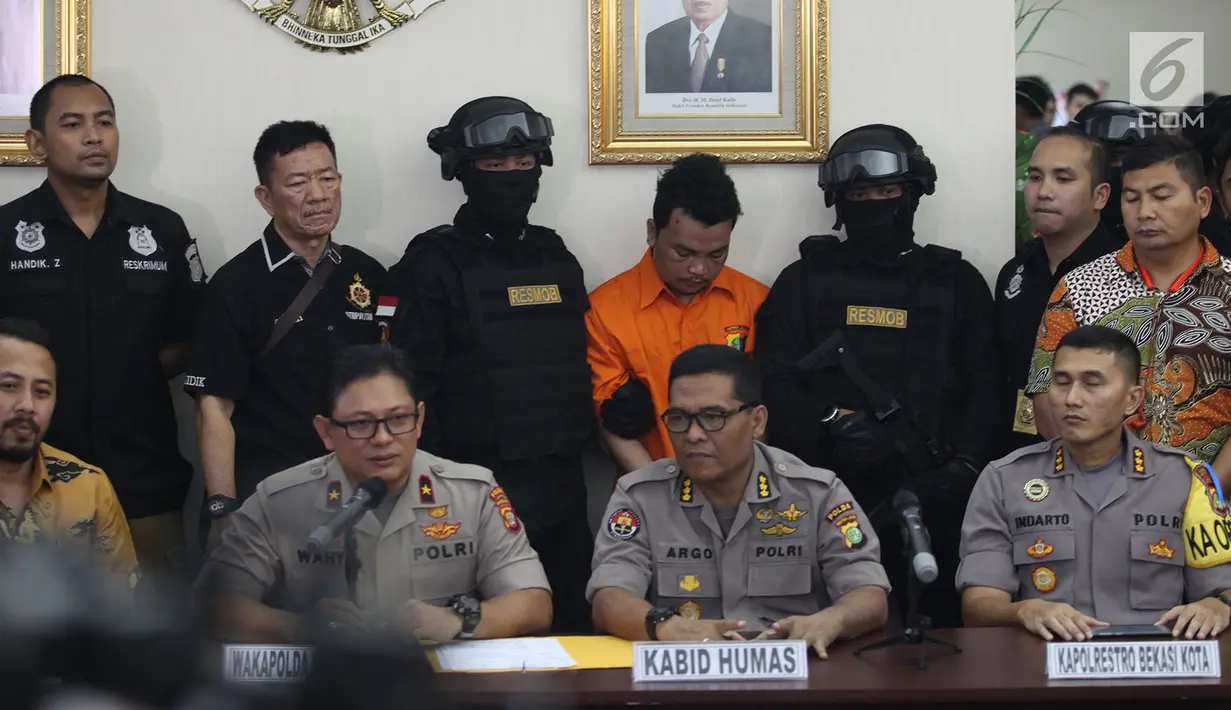 Wakapolda Metro Jaya Brigjen Pol Wahyu Hadiningrat didampingi Kabid Humas Polda Metro Jaya Kombes Pol Argo Yuwono saat gelar perkara pembunuhan satu keluarga di Kota Bekasi di Polda Metro Jaya, Jakarta, Jumat (16/11). (Merdeka.com/Imam Buhori)