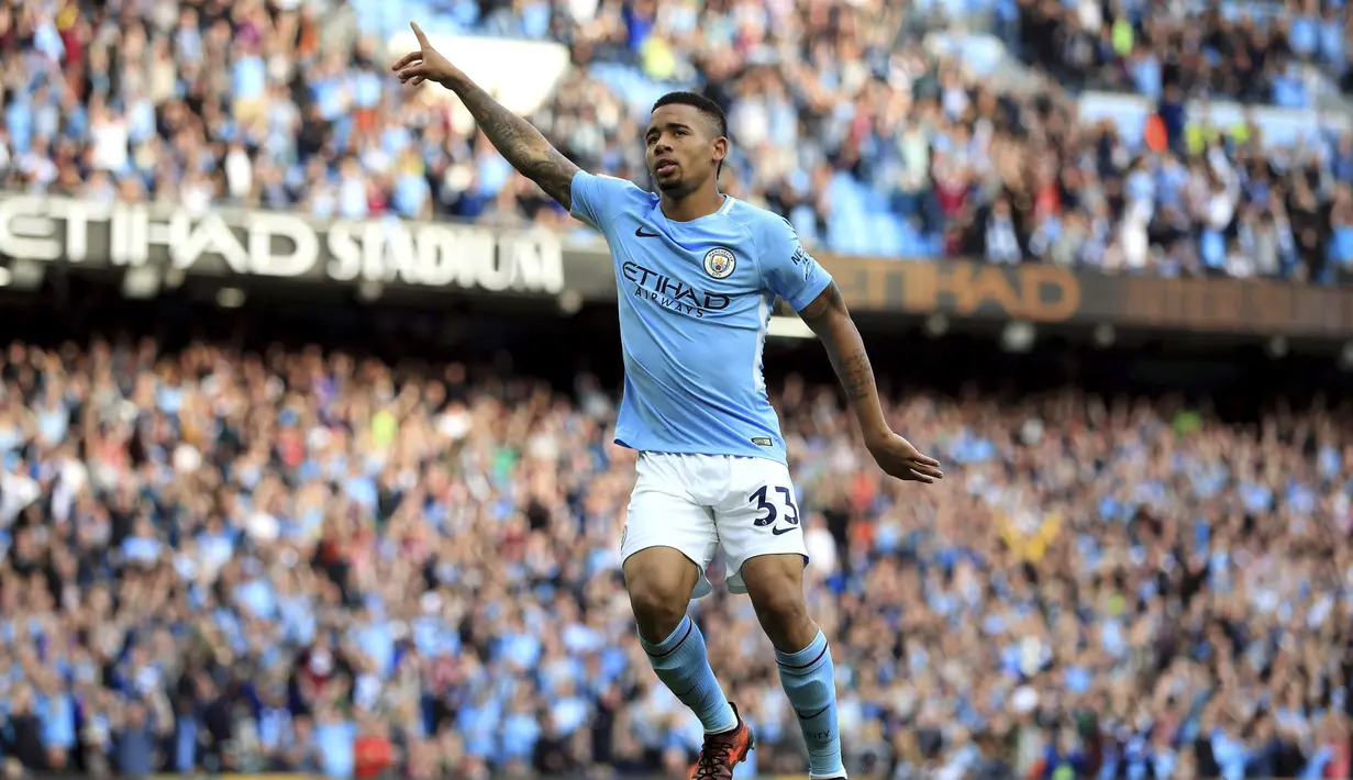 Pemain Manchester City, Gabriel Jesus  merayakan golnya ke gawang Stoke City pada lanjutan Premier League di Etihad Stadium, Manchester, (14/10/2017). City menang 7-2.  (Mike Egerton/PA via AP)