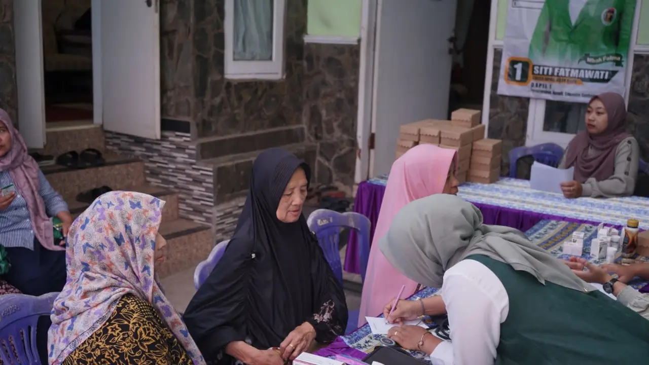 Relawan Asandra menggelar pemeriksaan kesehatan gratis di Batu. (Istimewa)