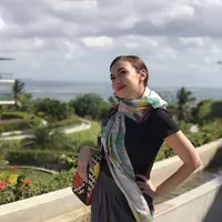 Rianti Cartwright, selalu memerhatikan gaya berbusananya dalam setiap penampilannya. Namun, dalam kesehariannya Rianti lebih sering bergaya simple dan tak berlebihan. (Instagram/riantic)