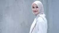 Padu-padan hijab tampak lebih stunning dengan sentuhan warna putih pada outfit. (Sumber foto: zaskiadyamecca/instagram)