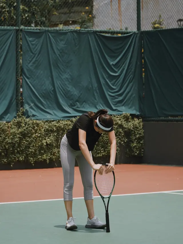 6 Gaya Amanda Rawles di Lapangan Tenis Ini Tampil Menawan
