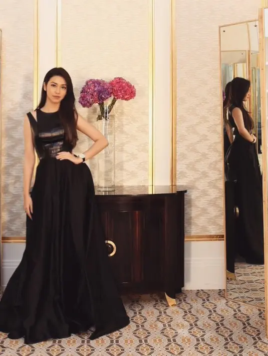 Simple dan elegan, sepertinya dua kata yang juga pas banget untuk Velove. Mengenakan long dress, pemain film Hujan Bulan Juni yang satu ini terlihat memiliki bentuk tubuh yang indah. (Instagram/vaelovexia)