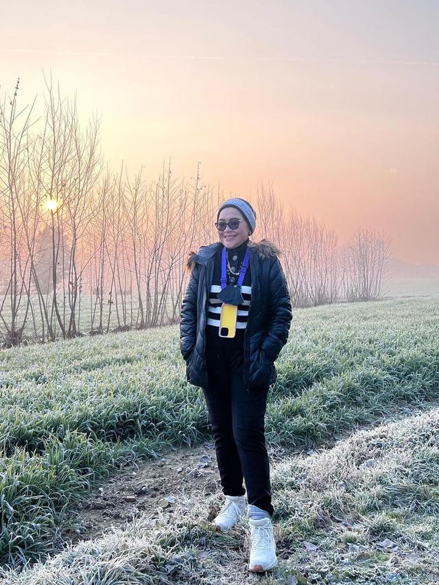 6 Potret Ibunda Ayu Ting Ting saat Liburan di Eropa, Penampilan Tanpa Hijab Jadi Sorotan