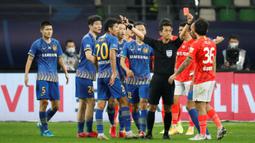 Wasit asal Korea Selatan, Ko Hyung-Jin memberikan kartu merah kepada pemain Guangzhou Evergrande, He Chao (kanan) saat laga final Chinese Super League (CSL) antara Guangzhou Evergrande melawan Jiangsu Suning di Suzhou, Provinsi Jiangsu, China, 12 November 2020. Ko Hyung-jin akan bertugas  di Piala Dunia U-17 2023 Indonesia bersama dua wasit Asia lainnya yaitu Al Ali Omar dari Uni Emirat Arab dan Fu Ming dari Cina. (AFP/Stringer)