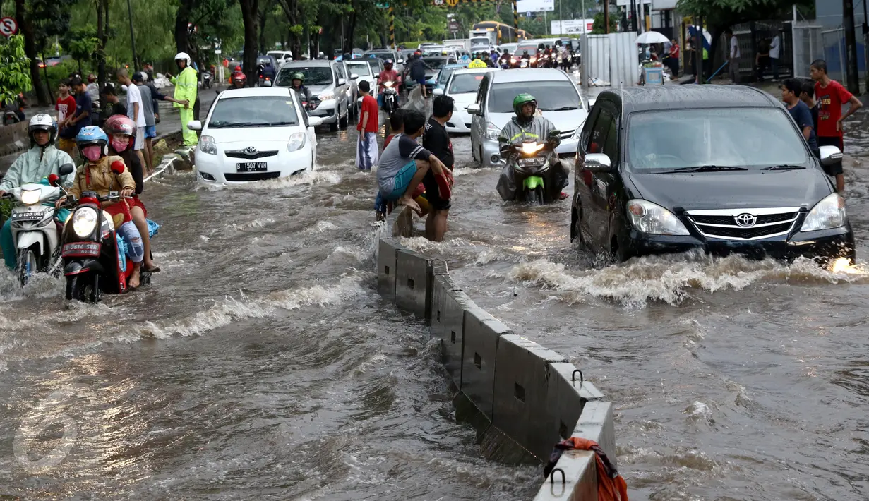 Sejumlah kendaraan nekat menerobos banjir di depan Mall Gandaria City, Jakarta, Sabtu (27/8). Hujan deras di wilayah Jabodetabek membuat jalan tersebut banjir setinggi 30-50 cm. (Liputan6.com/Helmi Afandi)