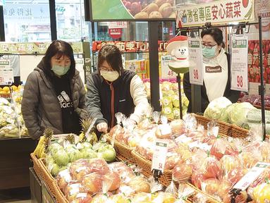 Orang-orang memakai masker saat berbelanja di supermarket di Taipei, Taiwan, Senin (20/2/2023). Tiga tahun setelah pandemi global COVID-19, Taiwan pada hari Senin mengatakan orang tidak lagi harus memakai masker setiap saat di dalam ruangan meskipun masih menerapkan beberapa pembatasan. (AP Photo/Chiang Ying-ying)