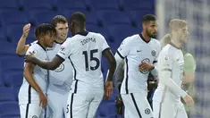Bek Chelsea, Reece James (kiri) berselebrasi dengan rekan setimnya usai mencetak gol ke gawang Brighton & Hove Albion pada pertandingan Liga Inggris di Stadion Falmer di Brighton, Inggris, Senin, (14/9/2020). Chelsea menang telak 3-1 atas Brighton. (Peter Cziborra/Pool via AP)
