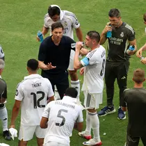 Pelatih Real Madrid, Xabi Alonso memberikan instruksi kepada para pemainnya saat laga Grup H Piala Dunia Antarklub 2025 melawan Al Hilal di Hard Rock stadium, Miami, Amerika Serikat, Kamis (19/06/2025) WIB. (AFP/Sandra Montanez)