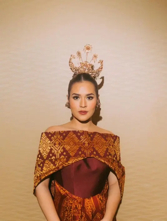 Raisa pun tampil apik mengenakan dress off shoulder batik yang memiliki rok ruffle panjang. Sentuhan songket di bagian atas jadi aksen mewah pada tampilan Raisa [@raisa6690]