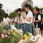 Para siswa berdoa untuk para korban bom atom menjelang peringatan di Hiroshima Peace Memorial Park, pusat kota Hiroshima, Selasa (5/8/2019). Pemerintah Jepang menggelar peringatan jatuhnya bom atom di Kota Hiroshoma 74 tahun lalu yang menandai berakhirnya Perang Dunia (PD) II. (JIJI PRESS / AFP)