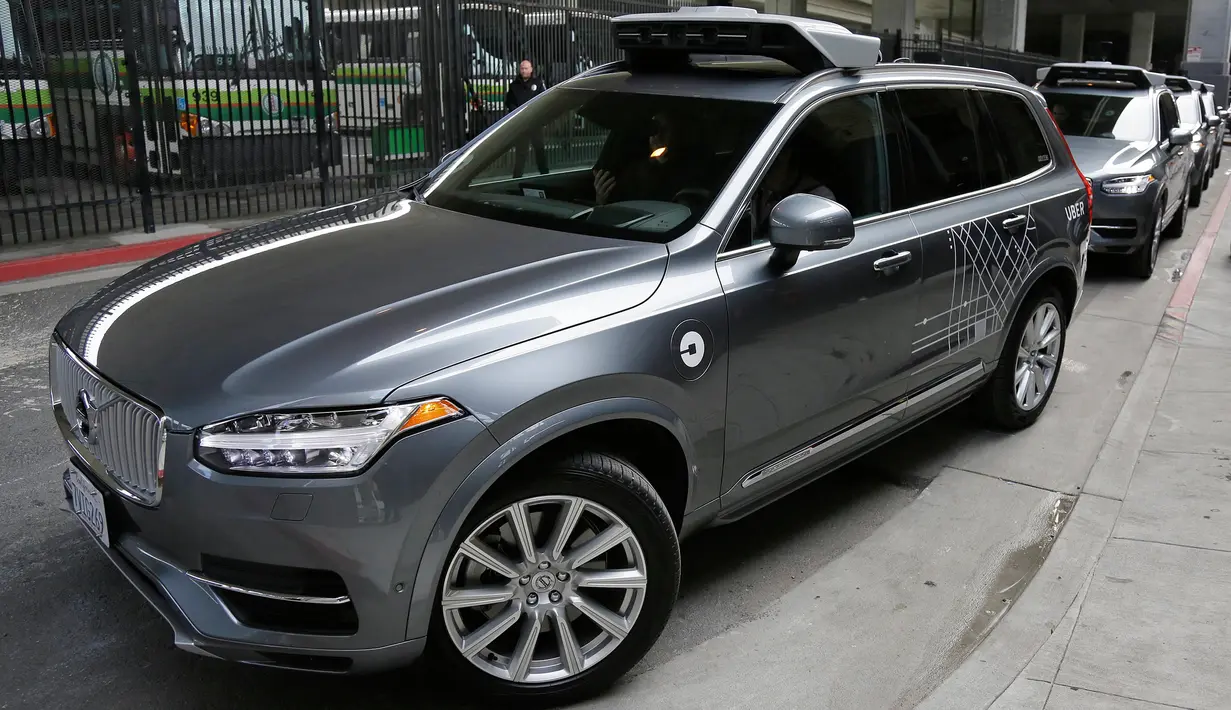 Mobil uber otonom atau tanpa sopir berbaris saat yang sedang melakukan test drive di San Francisco (13/3). Departemen Kendaraan Bermotor California telah memberikan izin Uber dengan mobil jenis Volvo SUV tersebut untuk beroperasi. (AP Photo/Eric Risberg)