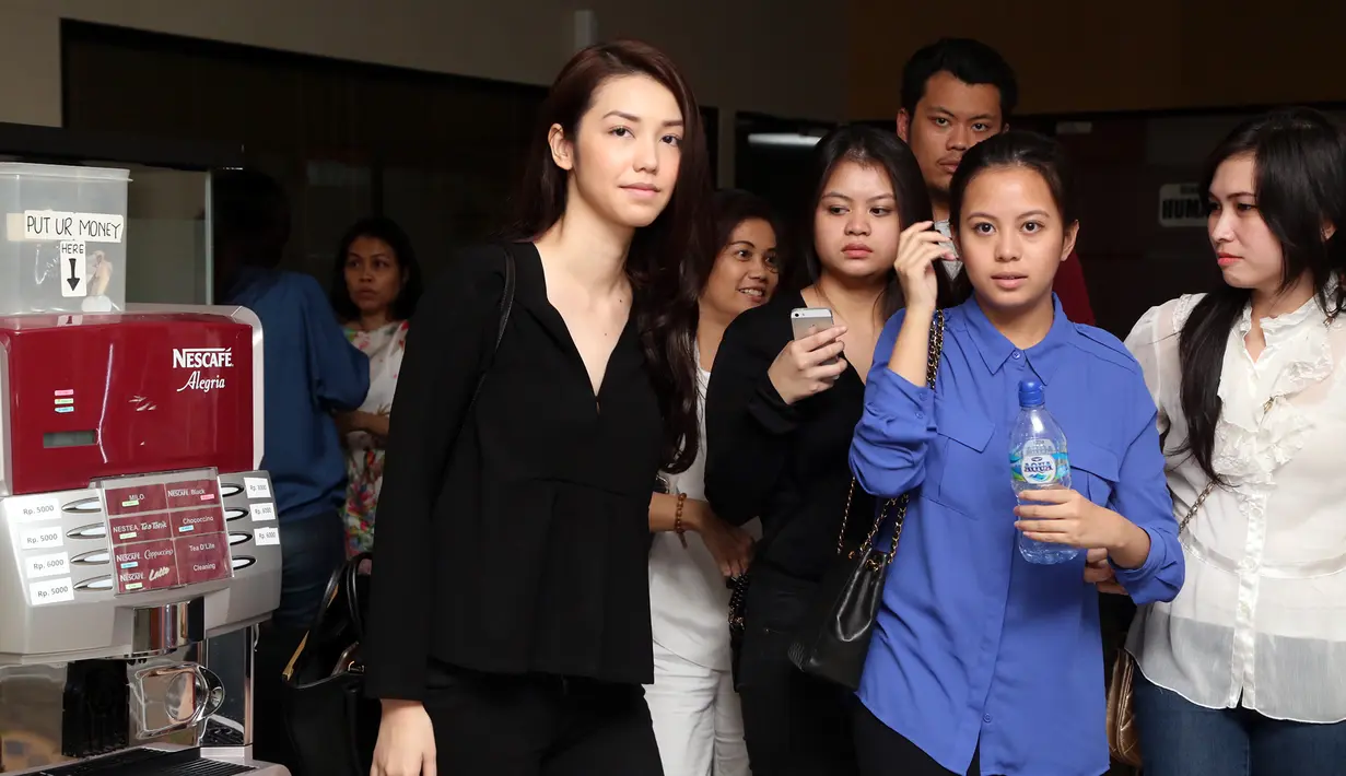 Velove masih terkejut dengan dugaan kasus penyuapan kepada hakim dan panitera Pengadilan Tata Usaha Negara di Medan yang menimpa ayahnya. (Wimbarsana/Bintang.com)