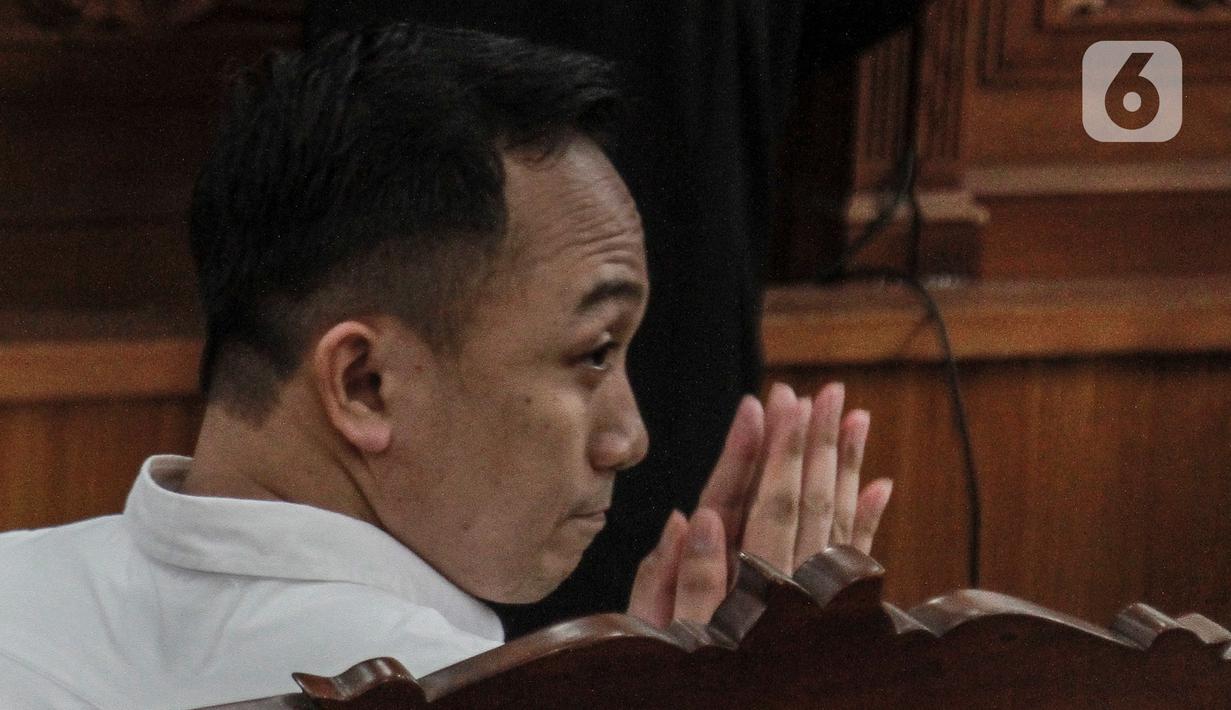 Terdakwa Ricky Rizal menjalani sidang lanjutan pemeriksaan saksi kasus pembunuhan berencana Brigadir Yosua Hutabarat atau Brigadir J di Pengadilan Negeri Jakarta Selatan, Senin (7/11/2022). Sidang lanjutan kasus Ferdy Sambo kali ini ada penggabungan terdakwa, Eliezer, Ricky Rizal dan Kuat Ma'ruf. (Liputan6.com/Johan Tallo)