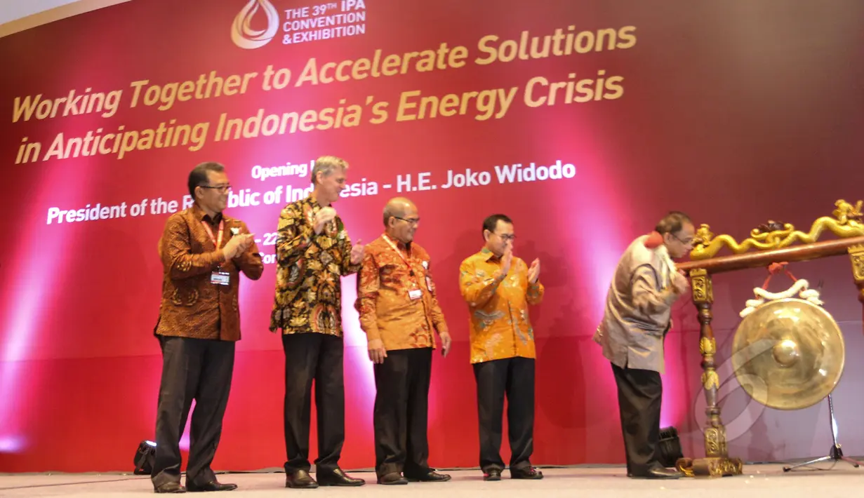 Menko Kemaritiman Indroyono Soesilo (kanan) memukul gong sebagai tanda pembukaan The Indonesian Petroleum Association Convention and Exhibition (IPA Convex) ke-39 di JCC Senayan, Rabu (20/5). (Liputan6.com/Faizal Fanani)