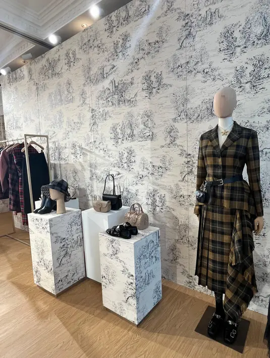 Dior juga memadukan berbagai warna tartan dan potongan kilt, kain bersejarah dari Skotlandia.  Secara intrinsik di tangan Dior terlihat apik dan tetap terlihat ciri khas wilayah tersebut, dan terus melintasi mode masa lalu dan masa kini, dari romantisme hingga punk. [ Foto: dok Fimela.com]