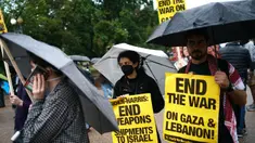 Sejumlah orang ikut serta dalam aksi unjuk rasa mendukung Lebanon di depan Gedung Putih, Washington DC, Amerika Serikat. pada 24 September 2024. (Mandel NGAN/AFP)