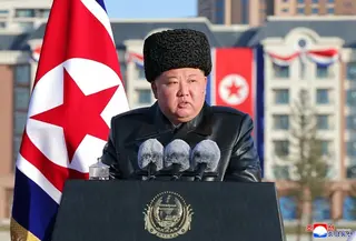 Kim Jong Un menyampaikan pidato dalam upacara peresmian Jalan Saeppyol di Pyongyang, Minggu (15/2/2026), dalam foto yang dirilis pemerintah Korea Utara. (Dok. KCNA/Korea News Service via AP)