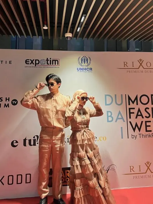 Gaun panjang bernuansa cokelat itu memiliki detail ruffle bertingkat dari bagian pinggang hingga ke bawah. (Instagram/dindahw).