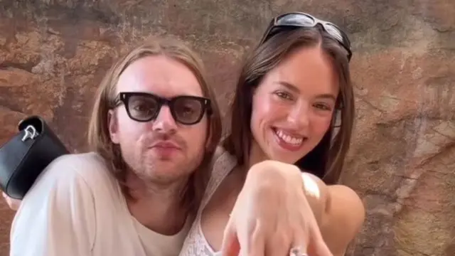 Cincin pertunangan Claudia Sulewski