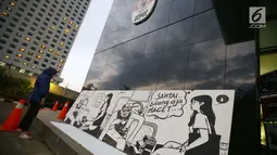 Sejumlah karya komik dan ilustrasi antikorupsi digelar dalam pameran bertajuk AKU KPK ( Aksi Komik Untuk KPK) di Gedung KPK, Jakarta, Rabu (23/8). Pameran tersebut bertujuan mengkampanyekan antikorupsi lewat karya komik. (Liputan6.com/Helmi Afandi)