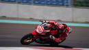 Pembalap Astra Honda Racing Team, Rheza Danica Ahrens, memacu motor Honda CBR 250 RR dalam sesi latihan bebas hari pertama seri Asia Road Racing Championship (ARRC) 2023 kelas AP250  di Sirkuit Mandalika, Lombok, Jumat (11/08/2023). Rheza berhasil menjadi yang tercepat di hari pertama meskipun mendapat pengurangan 1000 rpm pada kekuatan mesin motor. (Dok. AHRT)
