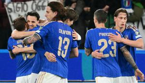 Para pemain Italia merayakan kemenangan setelah memenangkan pertandingan semifinal kualifikasi Piala Dunia 2026 zona Eropa antara Italia dan Irlandia Utara di stadion Gewiss di Bergamo, pada 26 Maret 2026. (Alberto PIZZOLI/AFP)