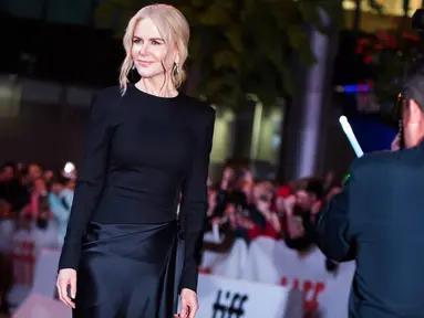 Fotografer mengambil gambar Nicole Kidman saat menghadiri pemutaran film "Boy Erased" selama Toronto International Film Festival 2018 di Toronto, Kanada (11/9). Nicole Kidman tampil cantik dengan gaun hitam di acara tersebut. (AP Photo/Nathan Denette)