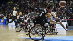 Pebasket kursi roda Jepang, Chokai Renshi, dijatuhkan pebasket Iran pada final Asian Para Games di Hall A Senayan, Jakarta, Sabtu (13/10). Iran menang 68-66 atas Jepang. (Bola.com/Vitalis Yogi Trisna)