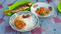 Kabupaten HST manfaatkan ikan gabus, kaya gizi dan mudah ditemukan, sebagai bahan utama inovasi masakan sehat. Edukasi dan lomba masak dorong masyarakat konsumsi ikan lokal untuk pola makan bergizi. (Foto Ilustrasi Makan Ikan: Aditya Eka Prawira/Liputan6.com)