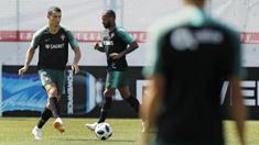Striker Portugal, Cristiano Ronaldo, menendang bola saat latihan jelang laga putaran kedua Piala Dunia di Kratovo, Rusia, Selasa (19/6/2018). Portugal akan berhadapan dengan Maroko. (AP/Francisco Seco)