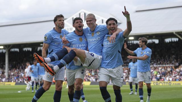 Skuad Manchester City merayakan gol Erling Haaland ke gawang Fulham di Craven Cottage, Minggu (25/05/2025) (AP/Dave Shopland)