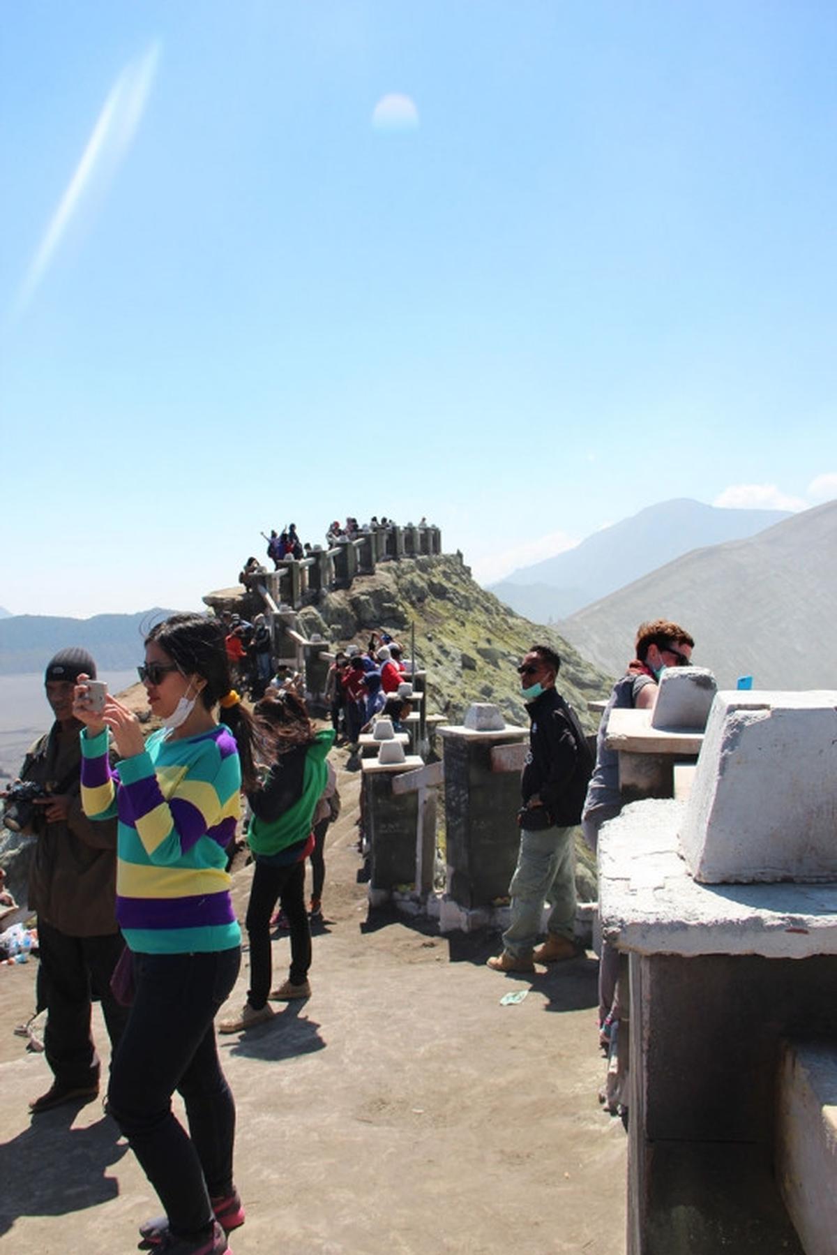 Melihat pesona kawah Gunung Bromo lebih dekat