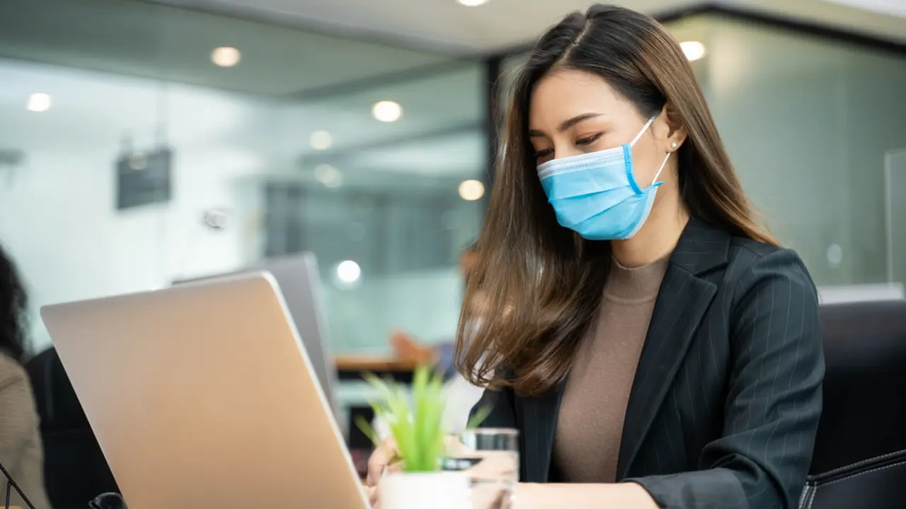 Pakai Masker Seharian Bikin Napas Bau Tak Sedap Mengganggu? Itu Sih Dulu…