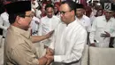 Gubernur DKI Jakarta Anies Baswedan bersalaman dengan Ketua Umum Partai Gerindra Prabowo Subianto saat menghadiri peresmian Roemah Djoeang di Jalan Wijaya, Kebayoran Baru, Jakarta, Minggu (29/7). (Merdeka.com/Iqbal S Nugroho)