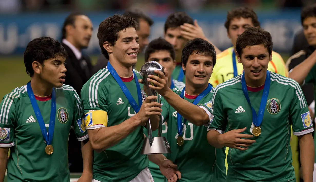 Selebrasi para pemain Meksiko dengan trofi juara setelah mengalahkan Uruguay pada laga final Piala Dunia U-17 2011 di Azteca stadium, Meksiko (10/7/2011). Meksiko total menjuarai Piala Dunia U-17 sebanyak 2 kali dari 4 laga final yang dijalani. Kedua gelar tersebut diraih pada edisi 2005 dan 2011. Sementara kegagalan Meksiko di partai final terjadi pada 2013 dan 2019. (AFP/Yuri Cortez)