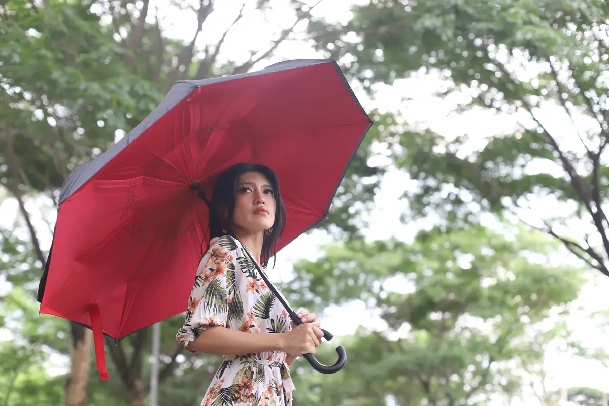 wanita november cinta sedih
