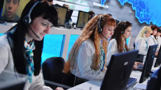 Melalui pusat akomodasi berbasis telepon, orang-orang yang datang ke Moskow, Rusia akan menemukan info tentang ketersediaan kamar hotel (Alexei Druzhinin/TASS)