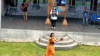 Performance art Eka Pradhaning menggelar prosesi pecah kendi sebagai tanda peluncuran buku Taman di Seberang Ingatan. (foto: Liputan6.com/Septi Nur Eka Mafiroh)