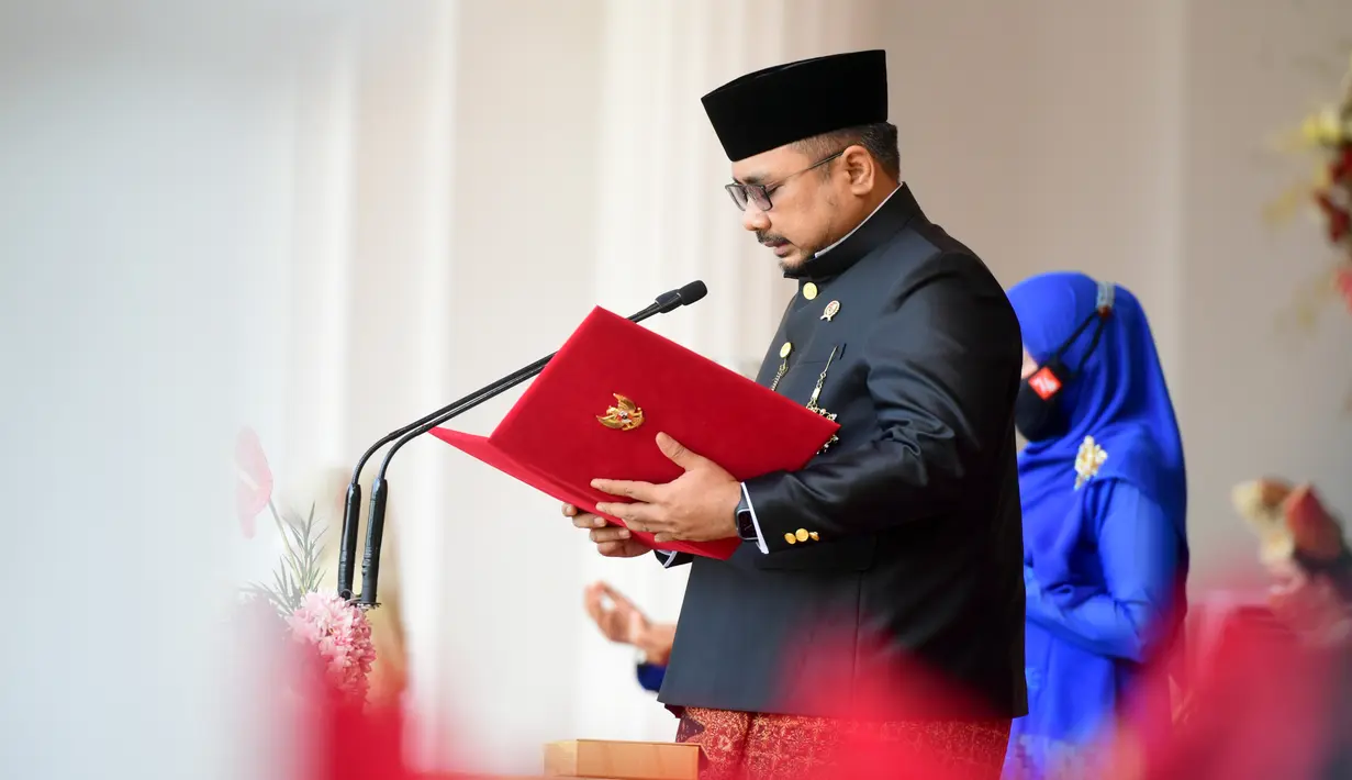 Menteri Agama Yaqut Cholil Qoumas membaca doa pada upacara peringatan HUT ke-76 RI di Istana Merdeka, Selasa (17/8/2021).  Pada tahun ini, upacara dihadiri oleh undangan terbatas yang terlibat dalam rangkaian upacara peringatan. (Foto:Muchlis Jr-Biro Pres Sekretariat Presiden)