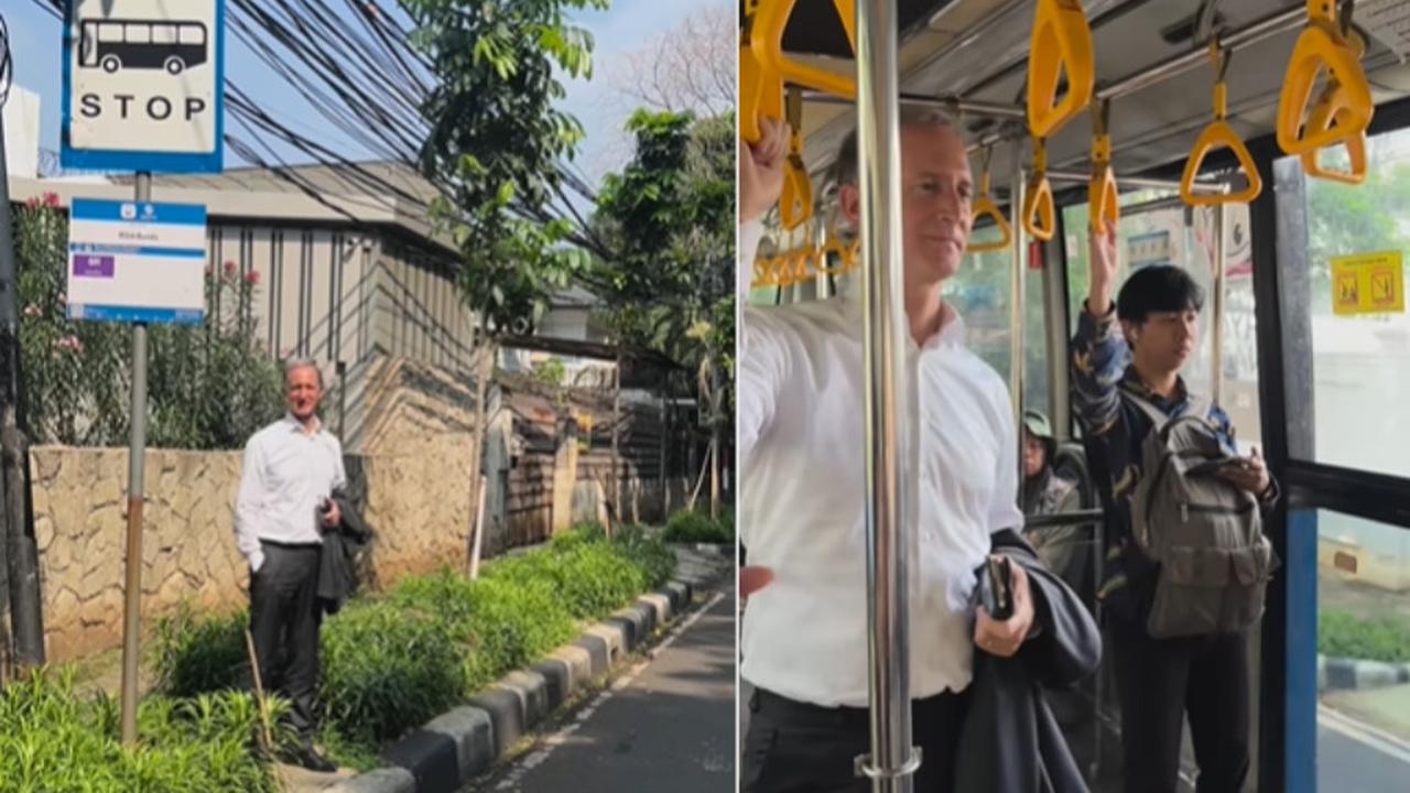 Rela Panas-panasan di Tepi Jalan, Duta Besar Belanda Enjoy Berangkat Kerja Naik Transjakarta