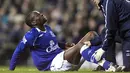 Everton&#039;s Louis Saha lies injured before being carried off during their EPL football match against Tottenham Hotspur at White Hart Lane, on November 30, 2008 in London. AFP PHOTO/ CHRIS RATCLIFFE