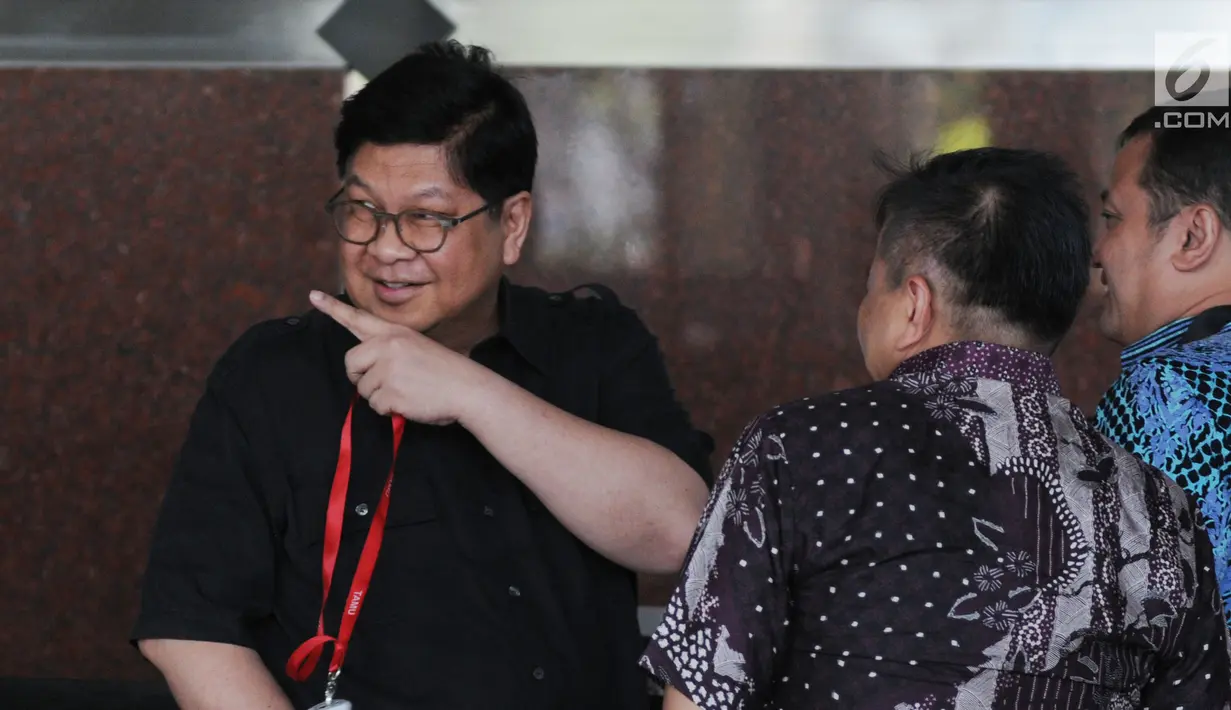 Mantan Menteri BUMN Laksamana Sukardi (kiri) berbincang usai menjalani pemeriksaan penyidik di Gedung KPK, Jakarta, Rabu (10/7/2019). Sukardi diperiksa untuk tersangka Sjamsul Nursalim terkait dugaan korupsi penerbitan surat keterangan lunas (SKL) BLBI. (merdeka.com/Dwi Narwoko)