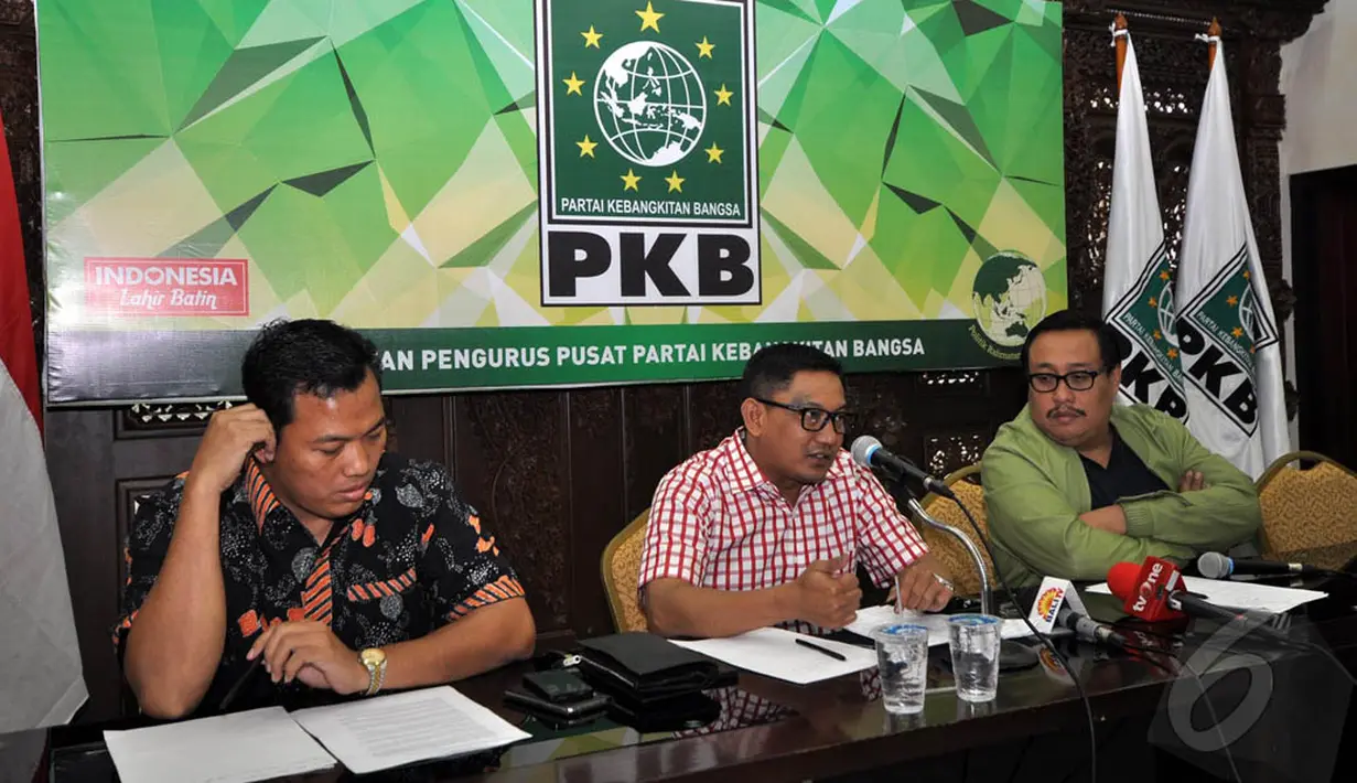Anggota Lembaga Hukum dan HAM DPP PKB Sugiono (kiri), Wasekjen DPP PKB, Abdul Malik Haramain (tengah) dan Pengurus DPP PKB Bambang Susanto (kanan) saat menggelar konferensi pers, Jakarta, Minggu (4/1/2015). (Liputan6.com/Miftahul Hayat)